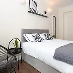 Cosy Apartment 30 Seconds To Aldgate East Station