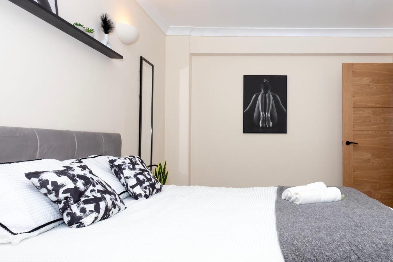 Cosy Apartment 30 Seconds To Aldgate East Station Apartment *