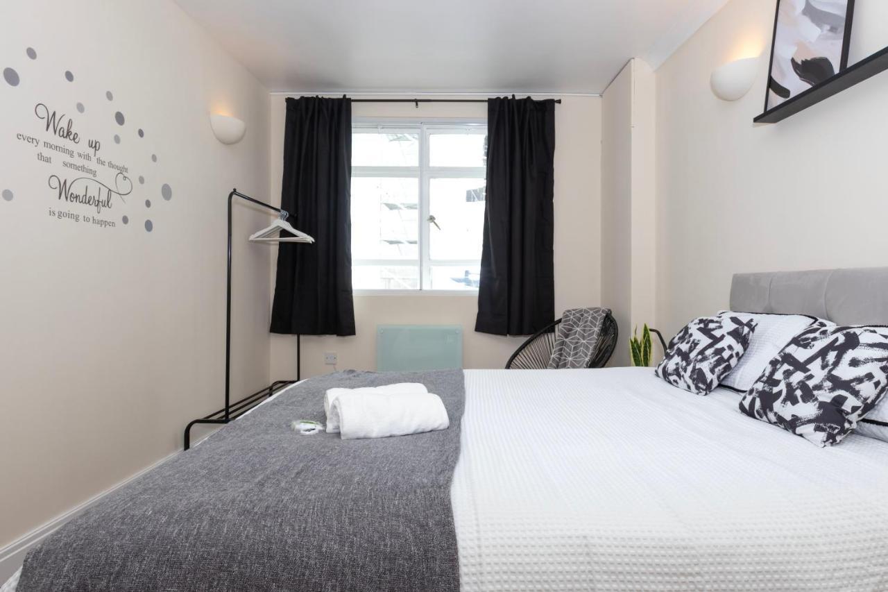 Cosy Apartment 30 Seconds To Aldgate East Station *