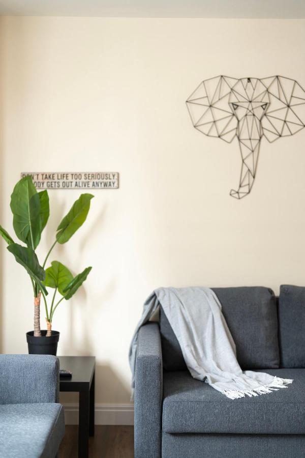 Cosy Apartment 30 Seconds To Aldgate East Station *
